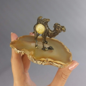 Композиция - Сахара - фигурка из янтаря в бронзе 30х60х55 мм на срезе агата 80х105 мм