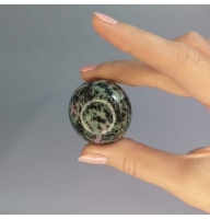 Шар из цоизита с рубином диаметр 40 мм на подставке из оникса диаметр 50 мм