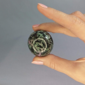 Шар из цоизита с рубином диаметр 40 мм на подставке из оникса диаметр 50 мм