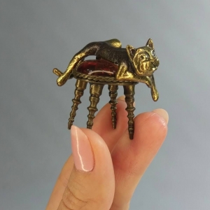 Фигурка с янтарем в бронзе - Кот на пуфике - 