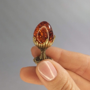 Яйцо из янтаря в бронзе на подставке 15х35 мм
