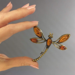 Брошь из янтаря в бронзе - Стрекоза Красотка 70х80 мм