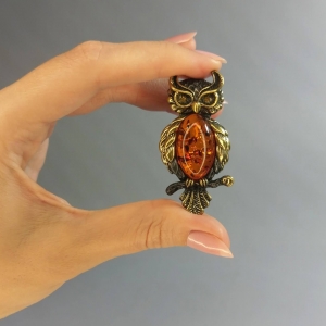 Брошь из янтаря в бронзе - Филин на ветке 30х60 мм