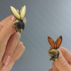 Брошь из янтаря в бронзе - Зайчик Плэй-бой 25х40 мм