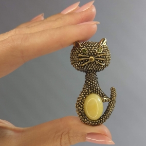 Брошь из янтаря в бронзе - Кот бархатный 55 мм