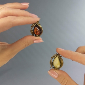 Брошь из янтаря в бронзе - Слива 25х30 мм