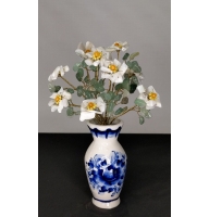 Букет жасмина из авантюрина, оникса и перламутра в вазе гжель - цветы из камня