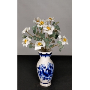 Букет жасмина из авантюрина, оникса и перламутра в вазе гжель - цветы из камня