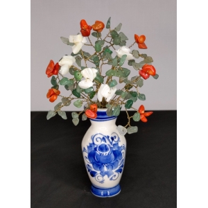 Букет роз в вазе гжель - влюбленность и очарование - из авантюрина, коралла и перламутра - цветы из камня