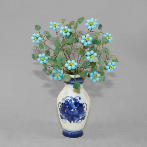 Букет незабудки из хаолита и авантюрина в вазе гжель - цветы из камня