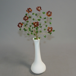 Янтарная камелия из янтаря и хромдиопсида - цветы из камня