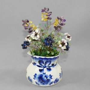 Букет - Летний Вечер - из аметиста, граната, авантюрина, лазурита, перламутра и цитрина в вазе гжель  - цветы из камня