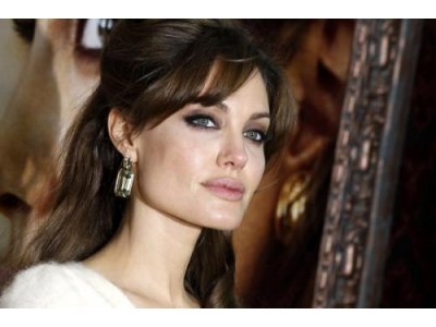 Стиль Анджелины Джоли в новой коллекции с самоцветами