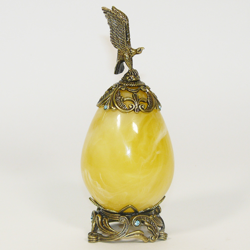 Яйцо из янтаря в бронзе с коршуном на подставке - высота 11 см