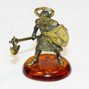 Фигурка с янтарем в бронзе - Рыцарь с топором - 35х60 мм