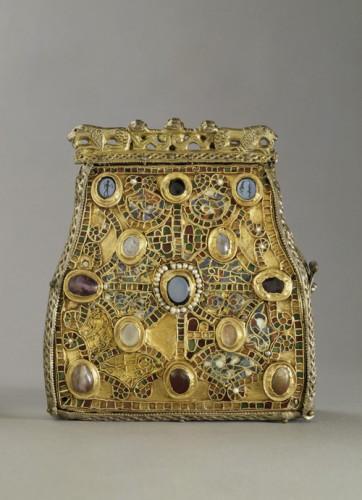 Золотая дарохранительница, украшенная эмалью, жемчугом, опалами, аметистами и агатами. Франция, VIII век.