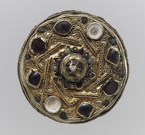 Круглая золотая брошь с филигранью, эмалью и деформированными под самоцветные кабошоны кастами (выемками для камней). Франкские мастера, 675 - 700 г.