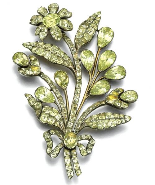 Брошь-букет конца XVIII века, в которой недорогие хризобериллы имитируют алмазы бриллиантовой огранки. Португалия.