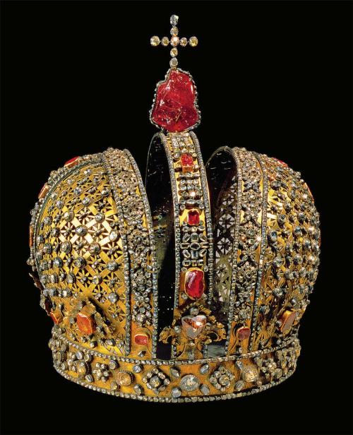 Корона Анны Иоанновны, изготовленная в Санкт-Петербурге в 1730 году. Использованы турмалин, цитрин, алмазы и прочие драгоценные и полудрагоценные камни.